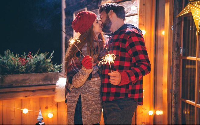 Lý do mọi người thường trao nhau nụ hôn đêm giao thừa
