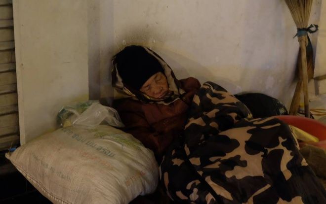 Xót cảnh bà cụ cô độc, hơn 40 năm ngủ vỉa hè trong cái lạnh 9 độ C giữa Hà Nội