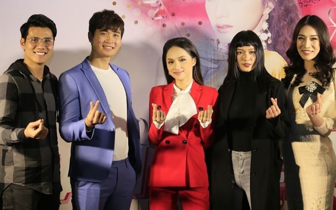 Dàn thí sinh 'Siêu mẫu Việt Nam' miền Bắc hội ngộ HLV Hương Giang trong fanmeeting mừng sinh nhật