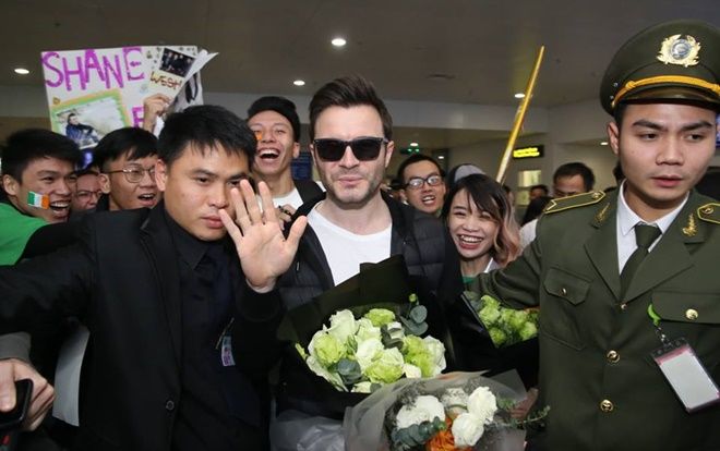 Shane Filan(Westlife) 'hạ cánh' sân bay Nội Bài giữa thời tiết 8 độ C, fan bật khóc nức nở vì gặp được thần tượng
