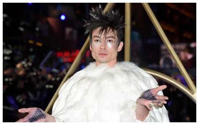 Gu thời trang kỳ thú của Ezra Miller, mỹ nam song tính gợi cảm nhất nhì Hollywood