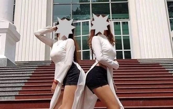 Vụ 2 nữ sinh mix áo dài với quần đùi tạo dáng phản cảm: Đã biết sai và mong được nhà trường bảo vệ