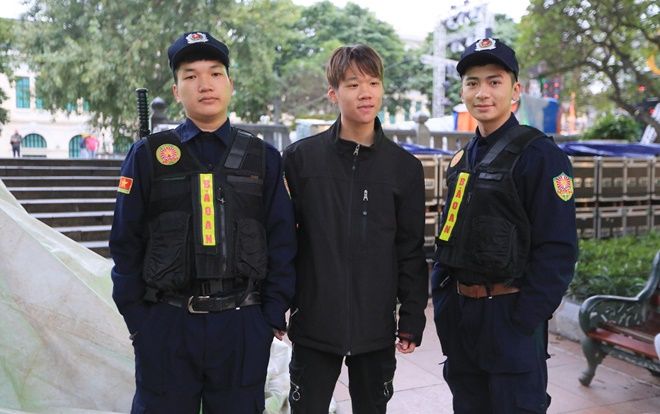 Bất ngờ xuất hiện dàn trai đẹp như trong phim Hậu duệ mặt trời đổ bộ xuống phố đi bộ bảo vệ chương trình Countdown 2019