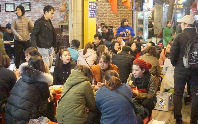 Biển người đổ về phố Tây Tạ Hiện ăn mừng đón năm mới 2019