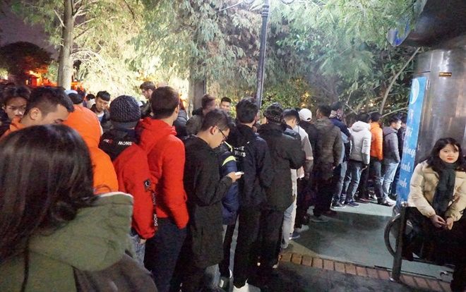 Khổ như cảnh người Hà Nội xếp hàng dã chiến chờ đi vệ sinh trong đêm Countdown đếm ngược