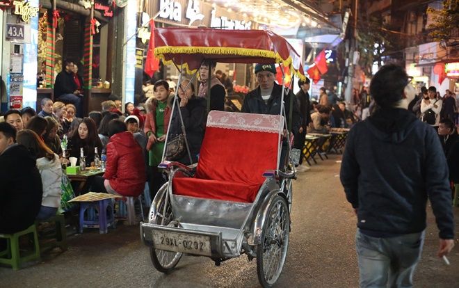 Xúc động cảnh mưu sinh đêm cuối năm: Cậu bé phụ bố dọn hàng, chú xích lô vẫn miệt mài đợi khách