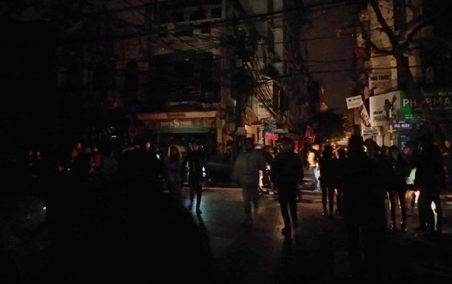 Nổ bốt điện trên phố Lương Ngọc Quyến đúng đêm Countdown, hàng nghìn người hoảng loạn