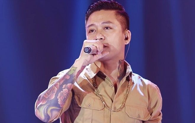 Clip: Đang diễn đêm nhạc countdown, Tuấn Hưng bị đau bụng, buộc phải rời sân khấu gấp