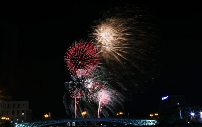 Mãn nhãn với màn pháo hoa chào đón năm mới 2019 rực rỡ trên sông ở Sài Gòn