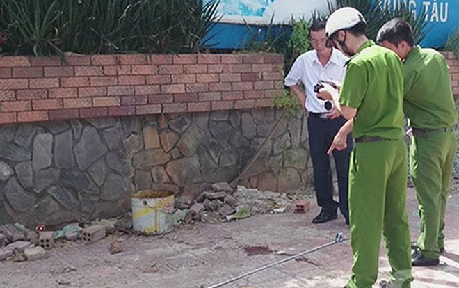 Bàng hoàng phát hiện thi thể nam giới đầu trọc, có hình xăm trên sông Hồng