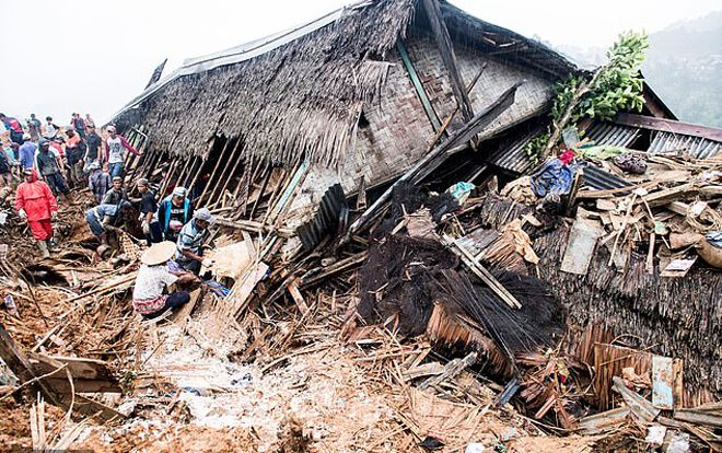 Sạt lở đêm giao thừa ở Indonesia: 9 người chết, hàng chục người mất tích