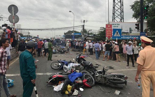 Vụ tai nạn kinh hoàng 4 người tử vong: Container chạy 45 km/h khi đâm hàng loạt xe máy