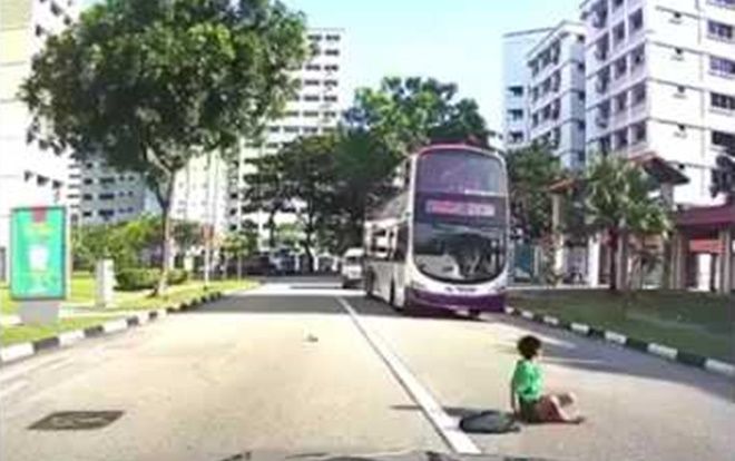 Đứng tim với clip đứa trẻ mải miết đuổi theo bóng, băng qua đường suýt gặp nạn