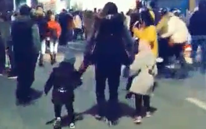 Khoảnh khắc hạnh phúc nhất đêm giao thừa: vợ được chồng cõng trên lưng, hai con hai bên hân hoan giây phút đón năm mới