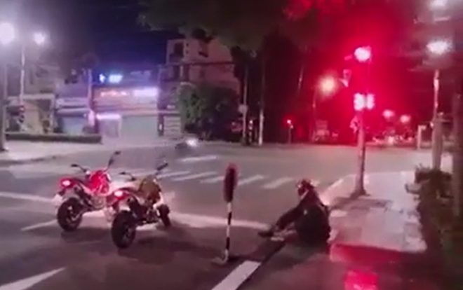 Đừng dại rủ nhau 'bỏ trống xe chờ đèn đỏ' bởi không chỉ gây nguy hiểm mà còn có thể bị phạt tiền