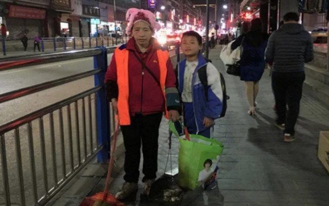 Cậu bé 11 tuổi quét rác giúp mẹ khiến cư dân mạng không ngớt xúc động
