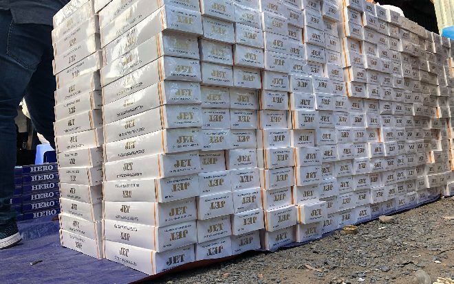 Phát hiện gần 70.000 gói thuốc lá lậu giấu trong kho phế liệu ở Sài Gòn