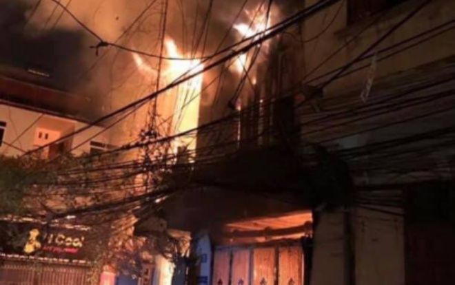 Cháy lớn trong phố Pháo Đài Láng, người dân sợ hãi nhảy từ tầng 2 xuống đất gãy chân