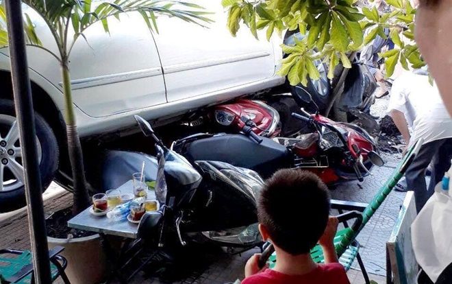 Quý bà Sài Gòn 'lùi xe như bay' ủi 4 xe máy trên vỉa hè