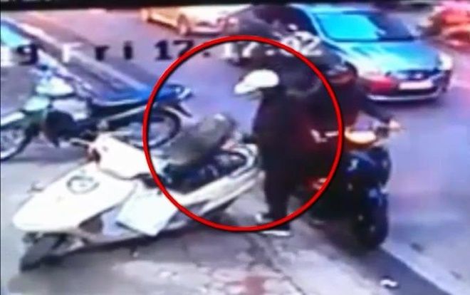 Phát hoảng cặp đôi đi SH mở cốp xe trộm đồ nhanh như chớp giữa phố đông người qua lại
