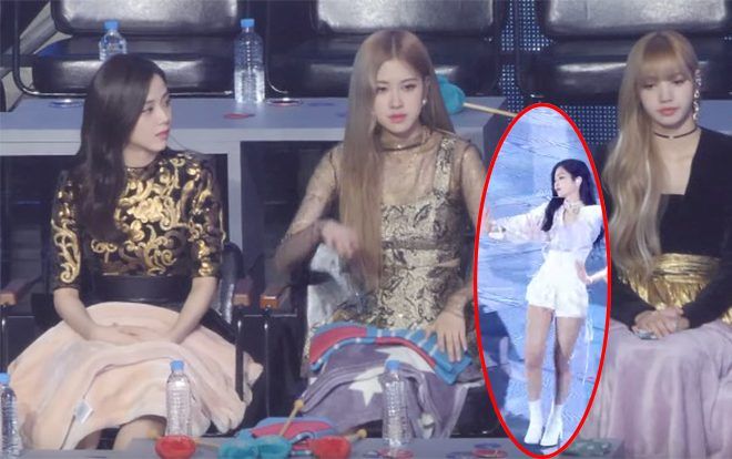 Reaction cực đỉnh của hội chị em nhà BLACK PINK khi Jennie tỏa sáng trên sân khấu với 'SOLO'