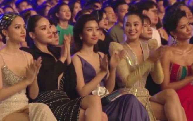 Khoảnh khắc 'hội tụ' hiếm hoi của 5 nhan sắc đỉnh cao trong năm 2018 tại lễ vinh danh