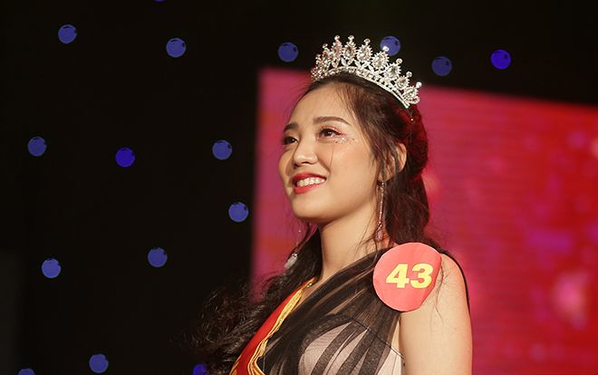 Nữ sinh xinh đẹp như búp bê đăng quang Hoa khôi ĐH Kinh doanh Công nghệ