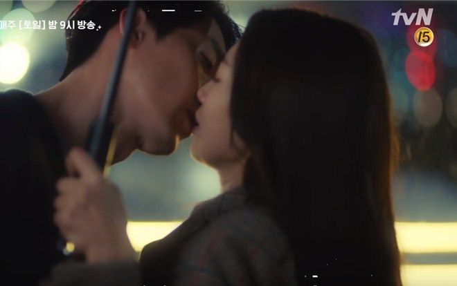 Hôn nhau mãnh liệt dưới mưa, Hyun Bin - Park Shin Hye giúp ‘Memories of the Alhambra’ đạt kỷ lục rating mới