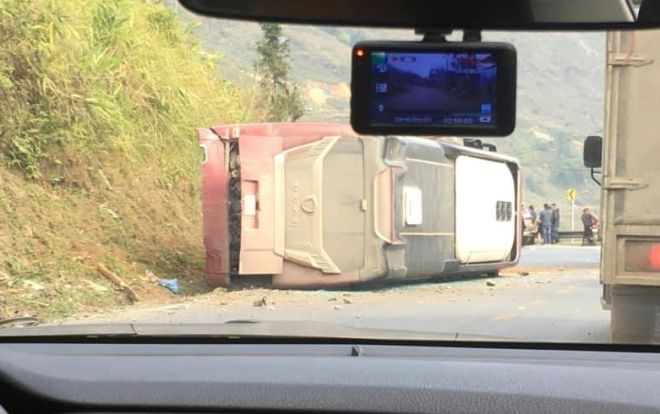 Xe chở khách du lịch lật nghiêng đè tử vong người đàn ông đi đường, nhiều hành khách bị thương