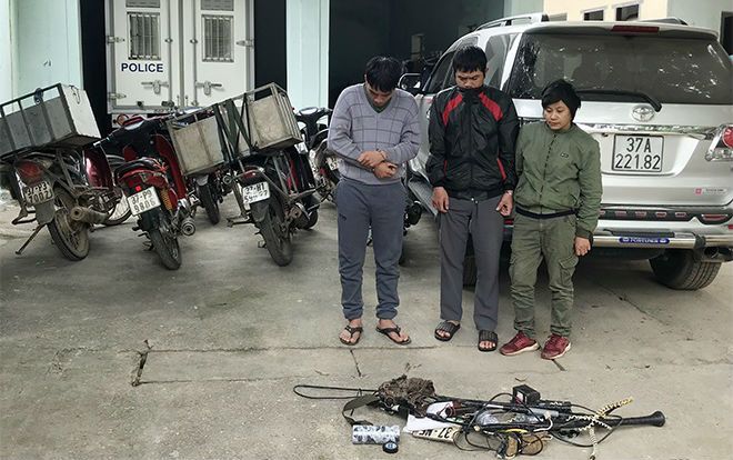 'Cẩu tặc' dùng ô tô đi trộm chó, ném bom xăng khi bị truy đuổi