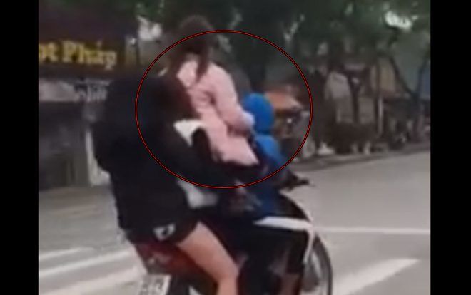 Anh xế tay cứng chở 4 cô gái không mũ bảo hiểm lao đi vun vút giữa phố gây bức xúc