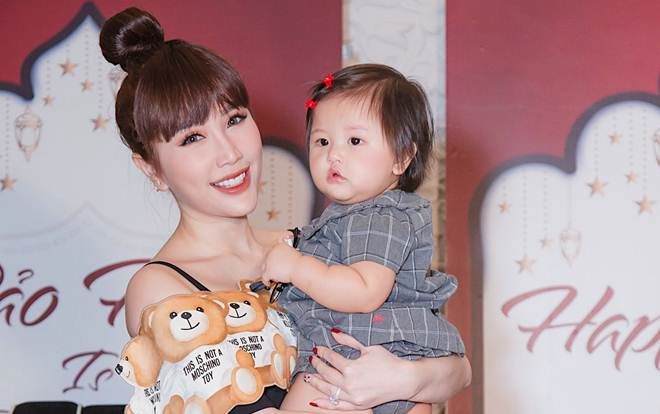 Bảo Thy xì tin, để tóc mái ngố đến mừng sinh nhật cháu gái