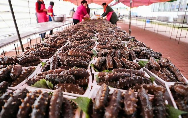 Choáng với tiệc cưới toàn bào ngư, cá hồi phục vụ 1.500 khách ở nông thôn Trung Quốc