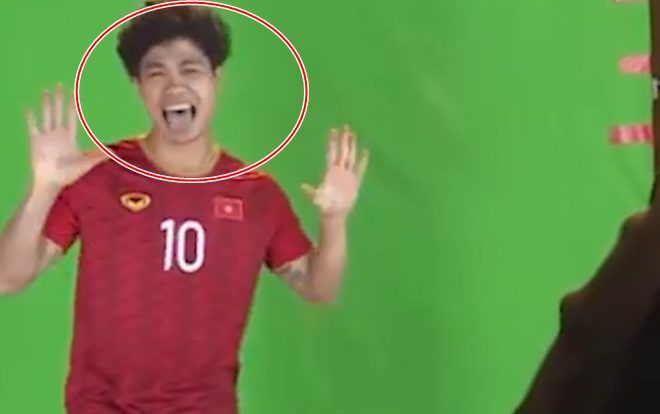 Cười ngất trước cách tạo dáng cực đẳng cấp của Công Phượng trong buổi chụp hình cùng đội tuyển Việt Nam