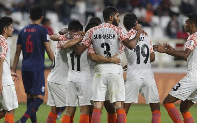 Muôn kiểu chế ảnh của fan Việt trước trận thua thảm của ĐT Thái Lan