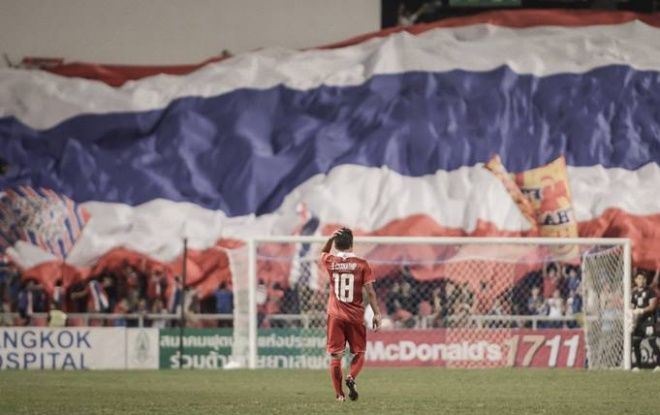 Thái Lan thảm bại, 'Messi Thái' có giỏi hơn Quang Hải?