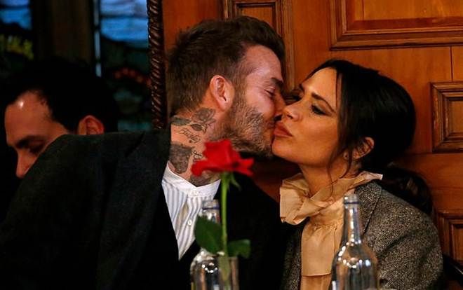 Giữa tin đồn Angela Jolie phá hoại hạnh phúc hôn nhân, vợ chồng Beckham tung ảnh tình tứ dằn mặt