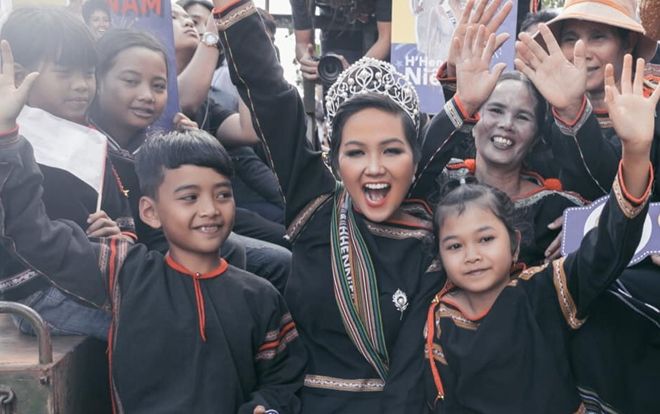 Muốn không yêu H'Hen Niê cũng khó: Nổi tiếng khắp thế giới, về đến buôn làng vẫn là cô Hen bình dị của mọi người