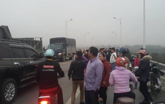 Đi chở cám cho bố mẹ, nam thanh niên bất ngờ đến cầu Hàn nhảy sông tự tử