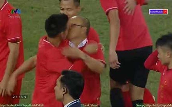 HLV Park Hang-seo đỏ mặt tía tai giải thích về nụ hôn với Văn Quyết