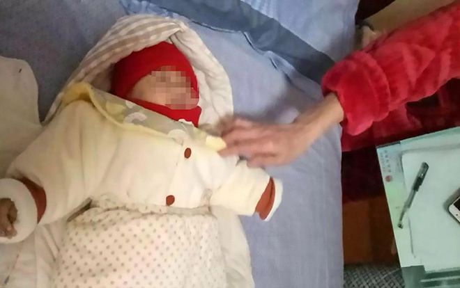 ‘Giận cá chém thớt’, mẹ trẻ tát con để gọi chồng về nhà