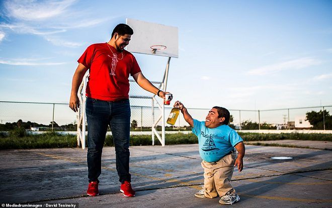 Cư dân mạng tan chảy trước tình bạn lạ lùng của ‘kẻ cao-người lùn’