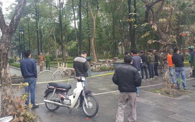 Phát hiện người phụ nữ tử vong ở vườn hoa