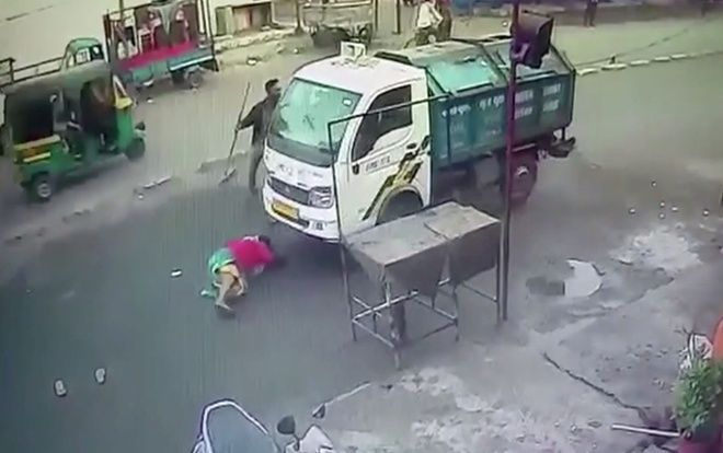 Bị xe tải đâm trúng, chui cả vào gầm nhưng vẫn thoát chết thần kỳ