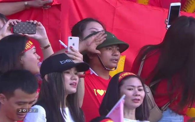 Người đàn ông đội mũ cối hát Quốc ca trên khán đài trận Việt Nam - Iraq, hình ảnh gây “bão” mạng