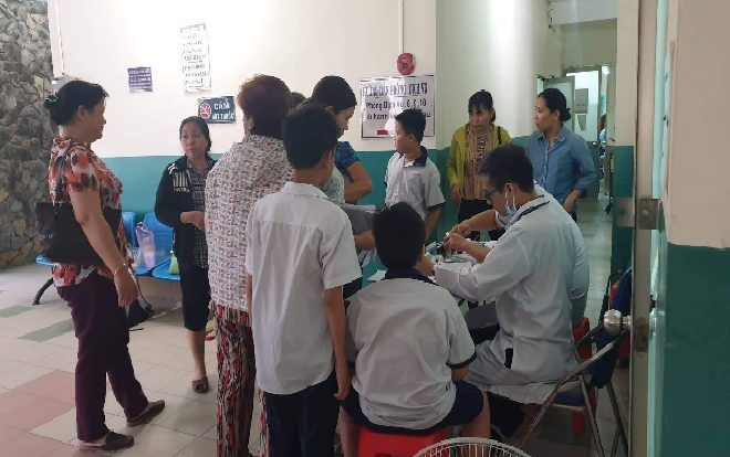 15 học sinh tiểu học ở Sài Gòn nhập viện nghi do uống trà sữa ngoài cổng trường