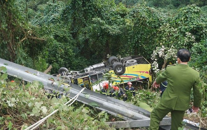 Hiện trường kinh hoàng vụ xe khách chở hàng chục sinh viên lao xuống đèo Hải Vân