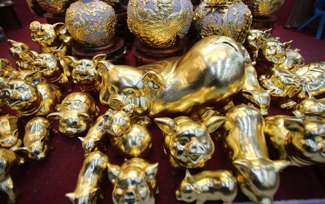 Dân Bát Tràng hối hả làm lợn đất khổng lồ, dát vàng giá 15 triệu đồng/con phục vụ Tết Nguyên đán Kỷ Hợi
