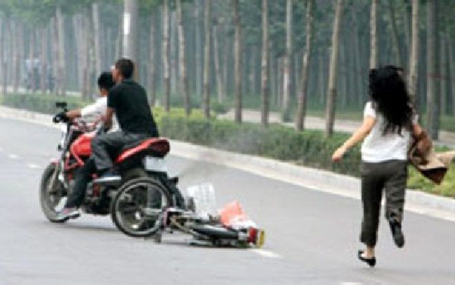 Băng cướp táo tợn chích roi điện vào cô gái trẻ rồi cướp xe ở Sài Gòn