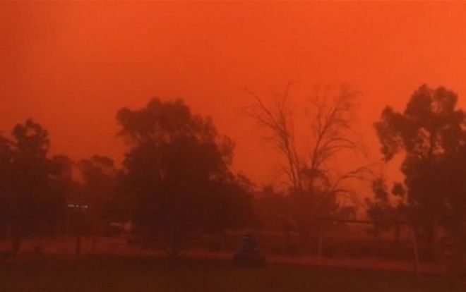 Bầu trời Australia đỏ rực như trong phim kinh dị do bão bụi